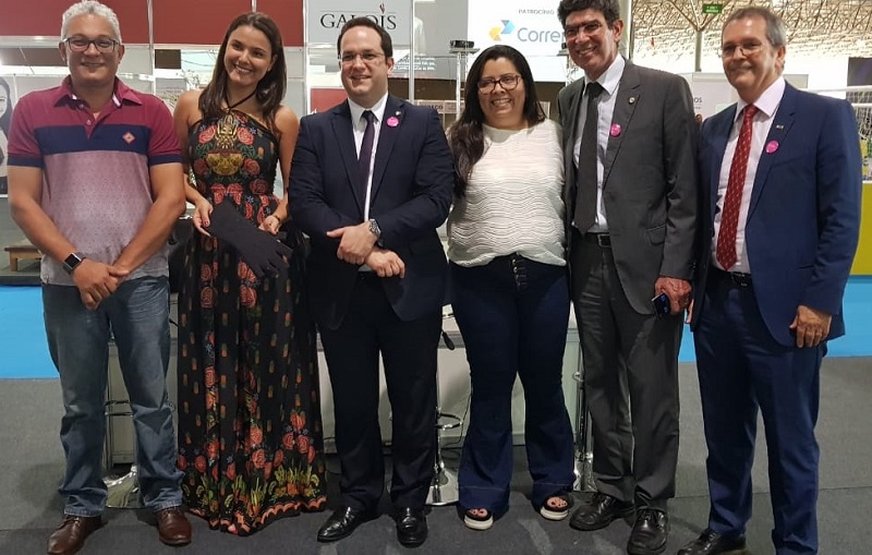 Professor Wesley Pacheco Calixto e Brunna Carolinne Rocha Silva (IFG - Senador Canedo), Henrique Sartori (Secretário Executivo do MEC, representando o Ministro da Educação, Rossieli Soares), professora Waléria Batista da Silva Vaz Mendes (IFG - Aparecida de Goiânia), Wilson Conciane (reitor do IFB) e Mauro Luiz (diretor de Desenvolvimento da Rede de Instituições Federais de Ensino Superior), no estande de apresentação do Projeto Tradutor Bidirecional no espaço do MEC na Semana Nacional de Ciência e Tecnologia